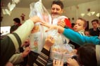 Narciso entrega presentes